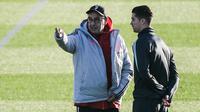 Pelatih Juventus Maurizio Sarri (kiri) berbicara dengan penyerang Cristiano Ronaldo selama sesi latihan di Continassa Training Ground di Turin (25/11/2019). Sebelumnya hubungan Ronaldo dan Sarri dikabarkan renggang akibat Ronaldo ditarik keluar saat melawan AC Milan. (AFP/Marco Bertorello)