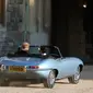 Pangeran Harry dan istrinya Meghan Markle meninggalkan Kastil Windsor untuk ke acara resepsi dekat Frogmore House (19/5). Jaguar Classic E-Type Concept Zero merupakan mobil telah disulap menjadi mobil bertenaga listrik . (AFP Photo/Pool/Steve Parsons)