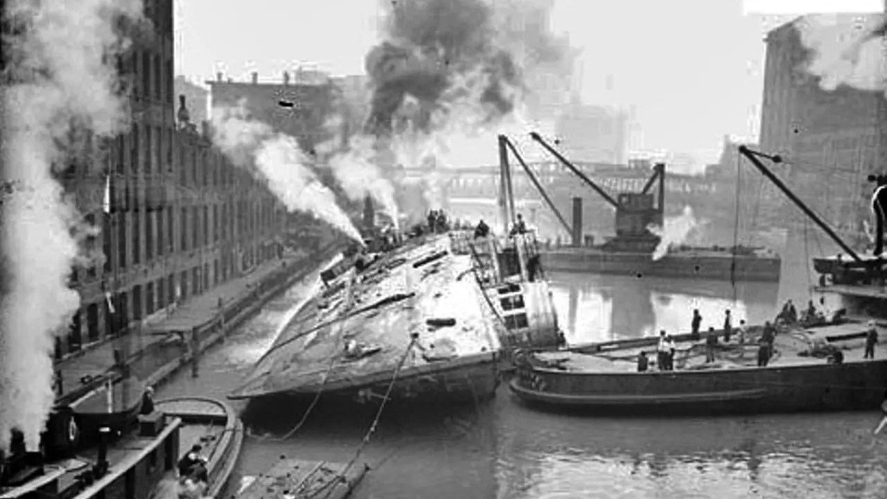 USS Eastland celaka di Chicago River