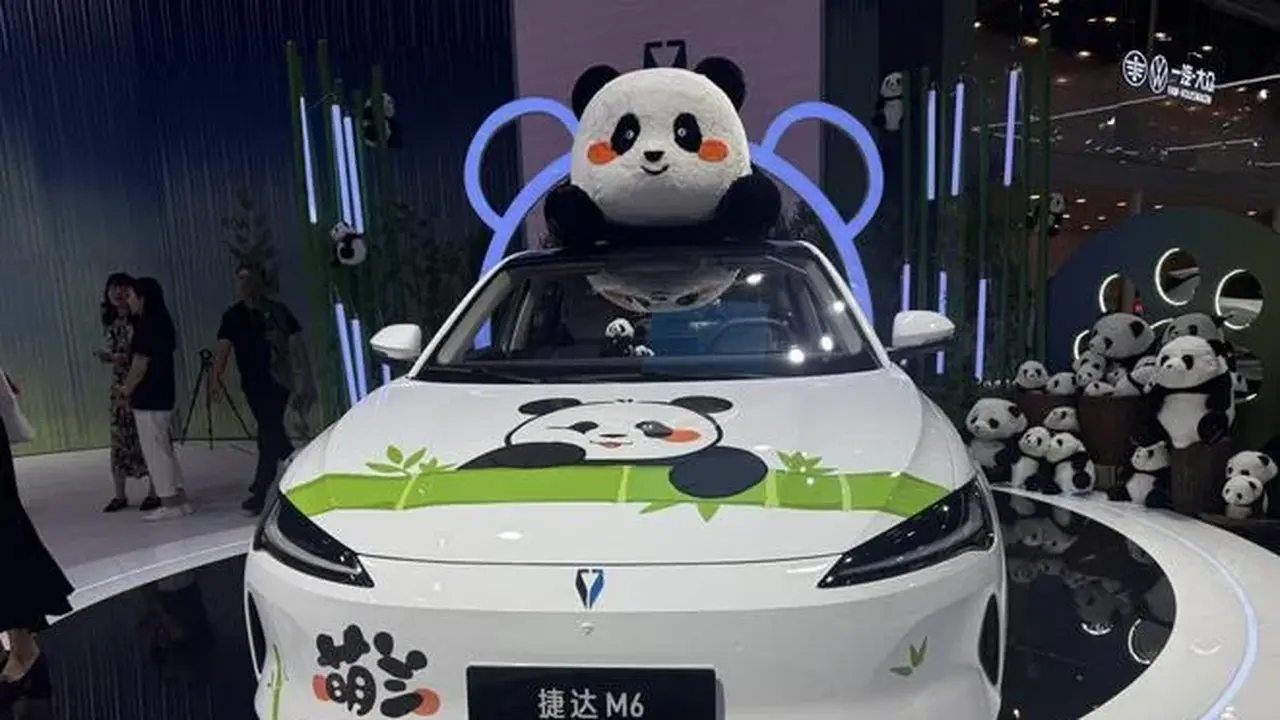 Tampilan Depan Unik Jetta M6 EV Edisi Spesial Bertema Panda
