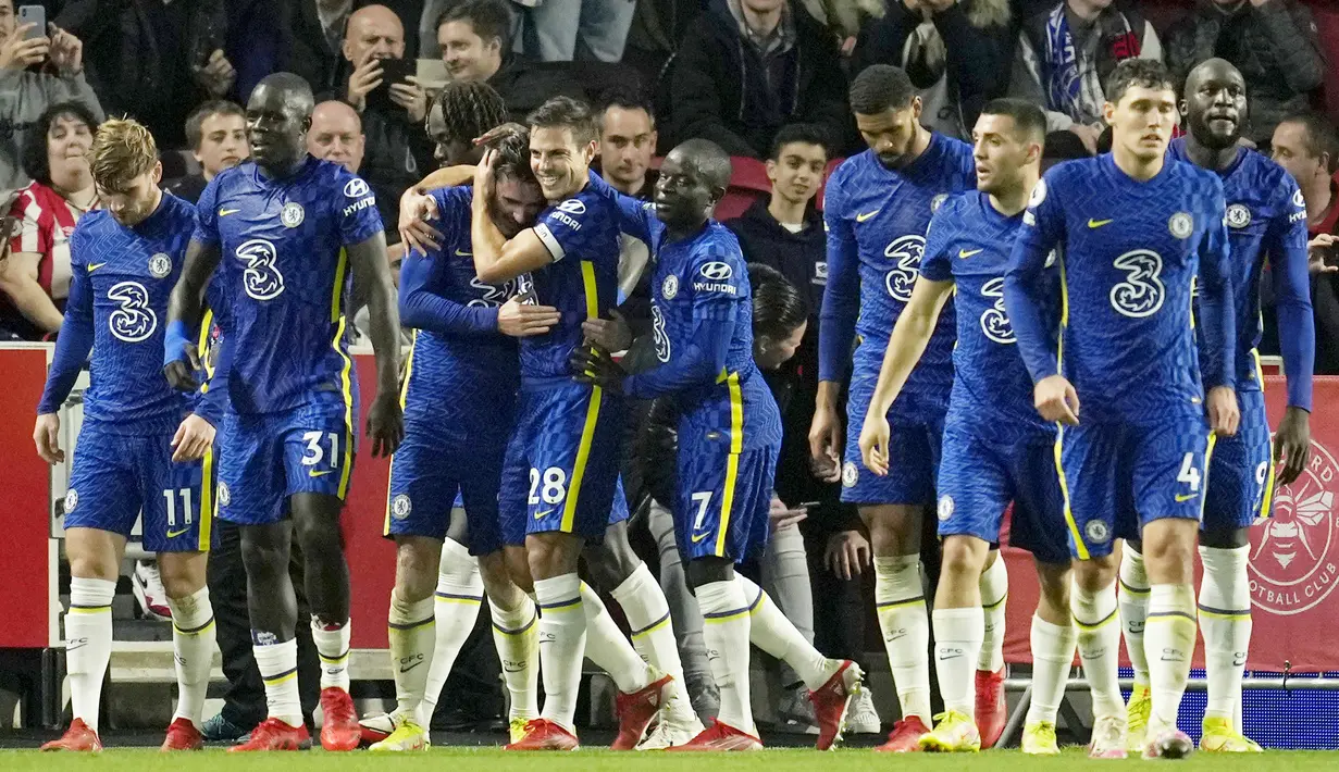 Dengan kemenangan tersebut Chelsea kembali ke puncak klasemen Premier League. The Blues mendapat 19 poin dari delapan laga. Unggul satu poin dari Liverpool di posisi kedua. (AP/Matt Dunham)
