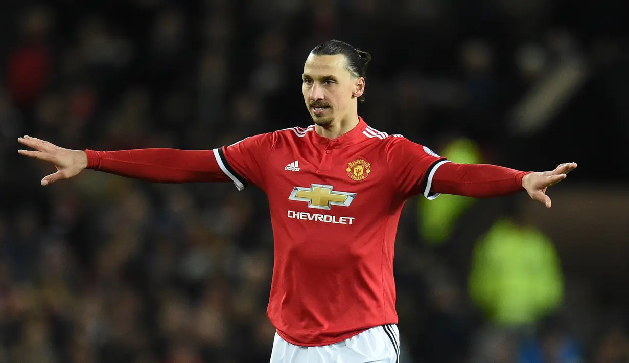 Penyerang Manchester United, Zlatan Ibrahimovic memberikan gestur selama laga pekan ke-12 Liga Primer Inggris di Old Trafford, Minggu (19/11). Laga MU vs Newcastle United menjadi pertanda kebangkitan Ibra dari belenggu cedera. (Oli SCARFF/AFP)