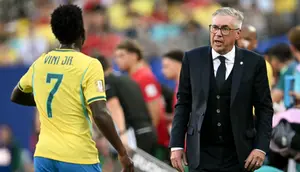 Pelatih Timnas Brasil, Carlo Ancelotti, berbicara dengan Vinicius Junior, saat pertandingan Grup C Piala Dunia 2026 antara Brasil dan Maroko di New York/New Jersey Stadium, East Rutherford, pada 13 Juni 2026. (MAURO PIMENTEL / AFP)