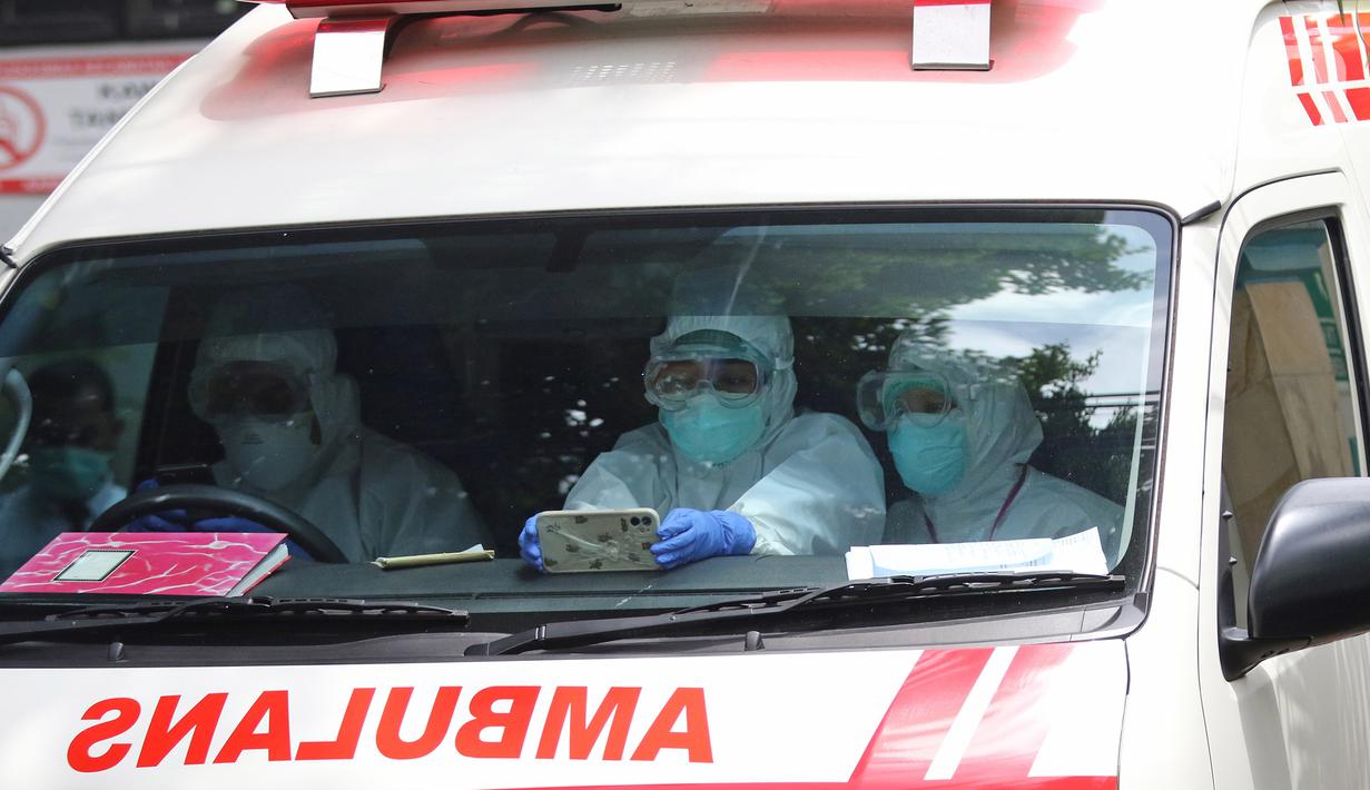 Tenaga medis berada di dalam mobil ambulans di Puskesmas Kecamatan Cilandak, Jakarta, Kamis (4/2/2021). Data Satgas Covid-19 per Kamis (4/2) mencatat kasus positif di Indonesia bertambah 11.434 orang. (Liputan6.com/Herman Zakharia)