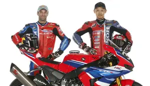Johann Zarco (kiri) bahu membahu bersama Takumi Takahashi pada ajang Suzuka 8 Hours 2025 bersama Honda HRC Team dan menjadi juara. (X/Honda HRC Team)