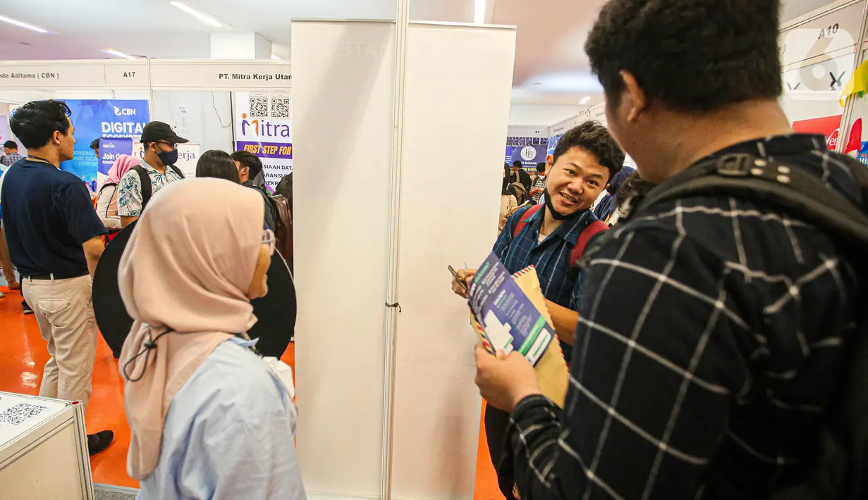 Di tengah pertumbuhan teknologi digital, bursa kerja konvensional tetap dipadati oleh para pencari kerja. (Liputan6.com/Faizal Fanani)