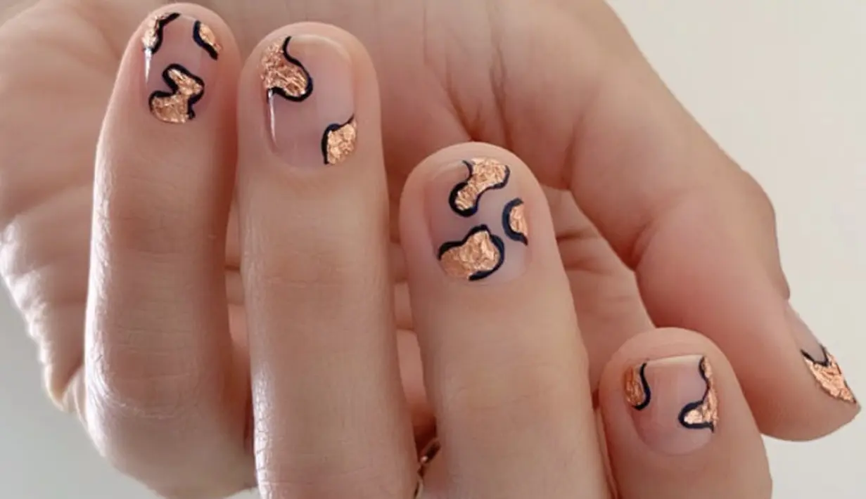 Leopard print dengan nail art glitter keemasan