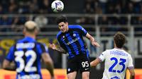 Bek Inter Milan, Alessandro Bastoni (tengah) meyundul bola saat menghadapi Sampdoria pada laga Liga Italia 2022/2023 di San Siro Stadium, Milan (29/10/2022). Alessandro Bastoni yang baru berusia 23 tahun kini mempunyai nilai pasar sebesar 55 juta euro atau setara Rp888 miliar. (AFP/Miguel Medina)