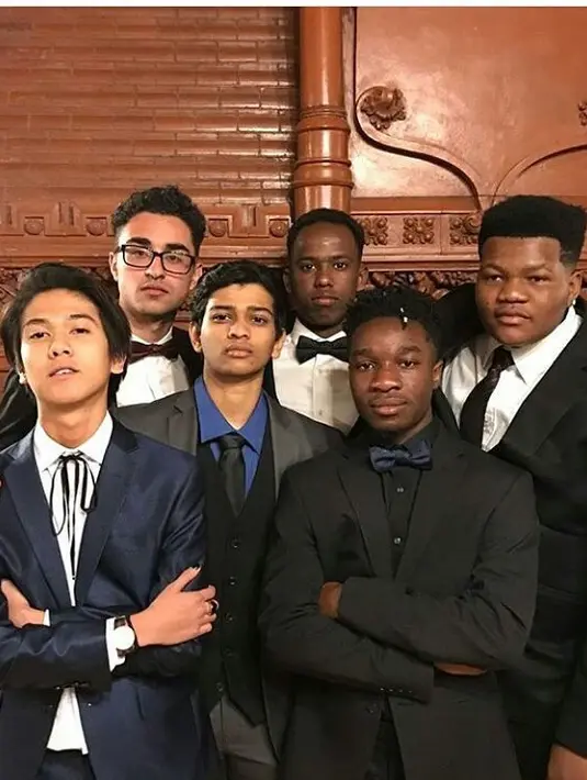 Lihat betapa keren dan gagahnya Iqbaal saat mengenakan kemeja putih yang dipadu dengan jas warna biru. (Foto: instagram.com/coffee.baale)