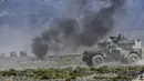 Sebuah kendaraan militer Rusia melintas saat latihan militer bersama di tempat latihan Edelweiss, Kyrgyzstan, Kamis (9/9/2021). Latihan militer bersama ini diikuti negara-negara Organisasi Perjanjian Keamanan Kolektif atau Collective Security Treaty Organization (CSTO). (AP Photo/Vladimir Voronin)