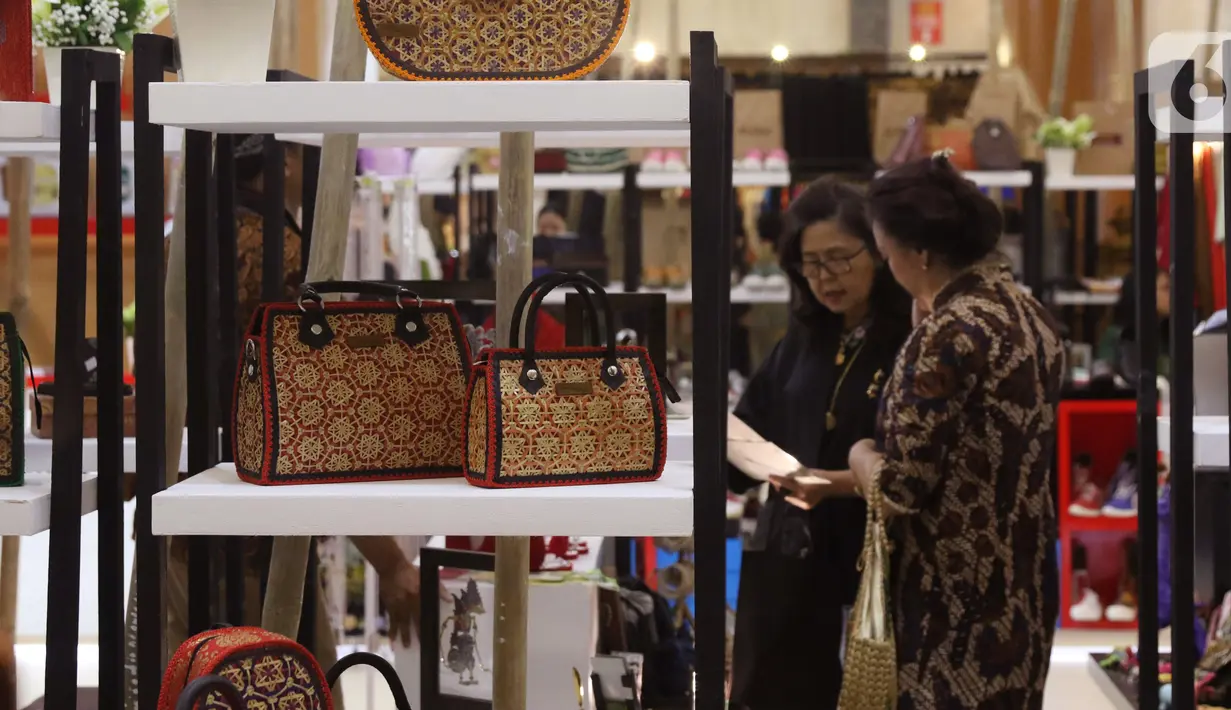 Produk kerajinan Indonesia dipamerkan dalam Crafina 2019 di JCC, Jakarta, Rabu (16/10/2019). Crafina 2019 diharapkan bisa menggaet 40 ribu pengunjung. (Liputan6.com/Angga Yuniar)