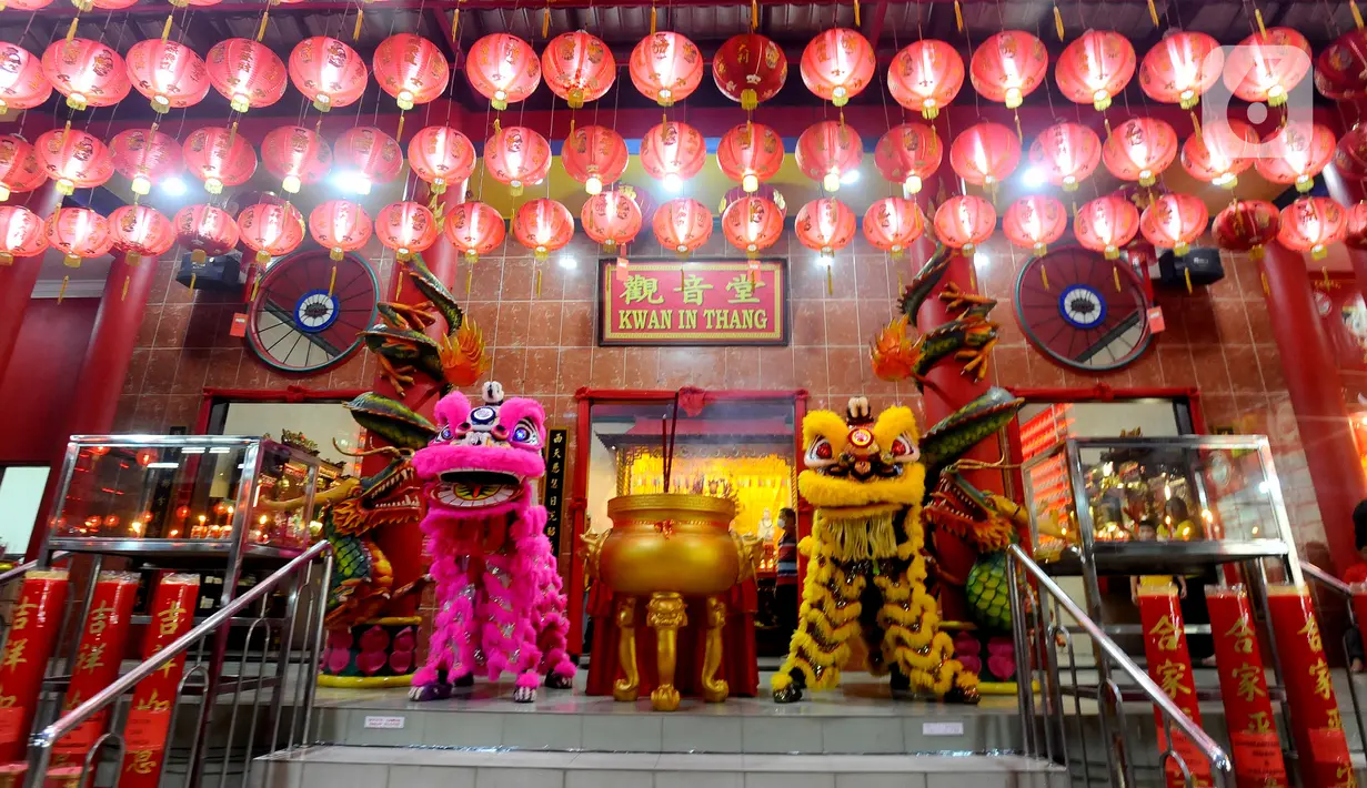 Atraksi barongsai menghibur warga Tionghoa yang beribadah pada malam Tahun Baru Imlek 2574 di Vihara Kwan In Thang, Pondok Cabe, Tangerang Selatan, Banten, Sabtu (21/1/2023). Perayaan Imlek berlangsung semarak dengan adanya pertunjukan barongsai setelah sempat vakum selama 2 tahun akibat pandemi Covid-19. (merdeka.com/Arie Basuki)