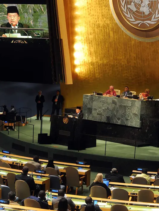 Wapres Jusuf Kalla mewakili Indonesia menyampaikan pidato pada sesi Debat Umum Sidang Majelis Umum PBB ke-72 di New York, Kamis (21/9). Perdamaian dan keamanan internasional menjadi salah satu isu perhatian Indonesia pada Sidang PBB. (TIM MEDIA WAPRES)