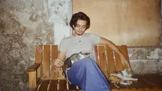 Potret Bryan Domani saat 'momong' kucing ini mencuri perhatian warganet. Bukan hanya tatapan manisnya, namun juga penampilannya yang sederhana. Dalam momen tersebut, kakak Megan Domani ini tampil santai dengan kaus dan sarung. Banyak pula yang salah fokus dengan Bryan yang memangku kucing. (Liputan6.com/IG/@bryandomani_bd_)