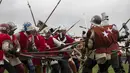 Sejumlah warga melakukan aksi seperti berperang untuk memperingati hari Pertempuran Bosworth, Inggris, Minggu (23/8/2015). Pertempuran Bosworth terjadi pada tahun 1485 antara keluarga Lancaster dan York. (REUTERS/Neil Balai)