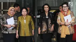 Ketua Pansel Calon Pimpinan KPK Yenti Ganarsih (dua kanan) didampingi Wakil Ketua KPK Basaria Panjaitan (kanan) usai menggelar pertemuan di Gedung KPK, Jakarta, Rabu (12/06/2019). Pertemuan membahas keberhasilan sekaligus kendala kinerja KPK pada periode ini. (merdeka.com/Dwi Narwoko)