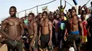Para pegulat menunggu giliran bertanding dalam festival gulat tradisional di Bamako, Mali, 7 April 2019. (MICHELE CATTANI/AFP)