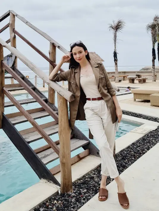 Dalam kesehariannya, perempuan berusia 28 tahun ini kerap mengenakan style yang kasual dan santai. Meski demikian, ia tetap nampak stylish. (Liputan6.com/IG/karinadila8921)
