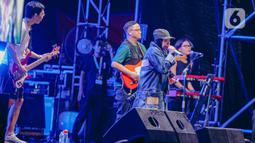 Grup musik Potret tampil pada hari kedua Synchronize Fest 2022 di Gambir Expo Kemayoran, Jakarta, Sabtu (8/10/2022). Mereka membawakan "Friendzone No More", tembang baru Potret yang menjadi soundtrack film Argantara. (Liputan6.com/Faizal Fanani)