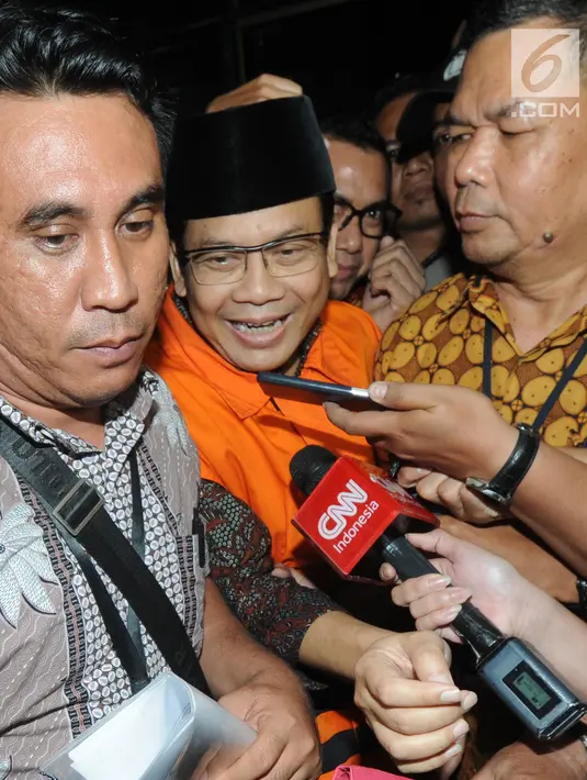 Wakil Ketua DPR, Taufik Kurniawan dikawal petugas usai menjalani pemeriksaaan kasus pengurusan Dana Alokasi Khusus (DAK) Kab Kebumem TA 2016 di gedung KPK, Jakarta, Jumat (2/11). (Merdeka.com/Dwi Narwoko)