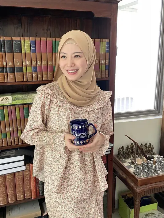 Tampil jadi cewek bumi juga bisa menjadi inspirasi baju lebaran, seperti setelan lengan dan rok panjang bermotif bunga yang serasi dengan kerudungnya.  credit: Instagram (@xolovelyayana)