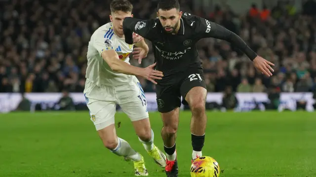 Pemain Leeds United Anton Stach (kiri) berebut bola dengan pemain Manchester City Rayan Ait-Nouri