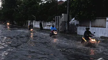 Anak Kali Ciliwung meluap sebabkan banjir di kawasan Cempaka Putih Tengah, Jakarta Pusat, Jumat (5/12/2014). (Liputan6.com/Johan Tallo)