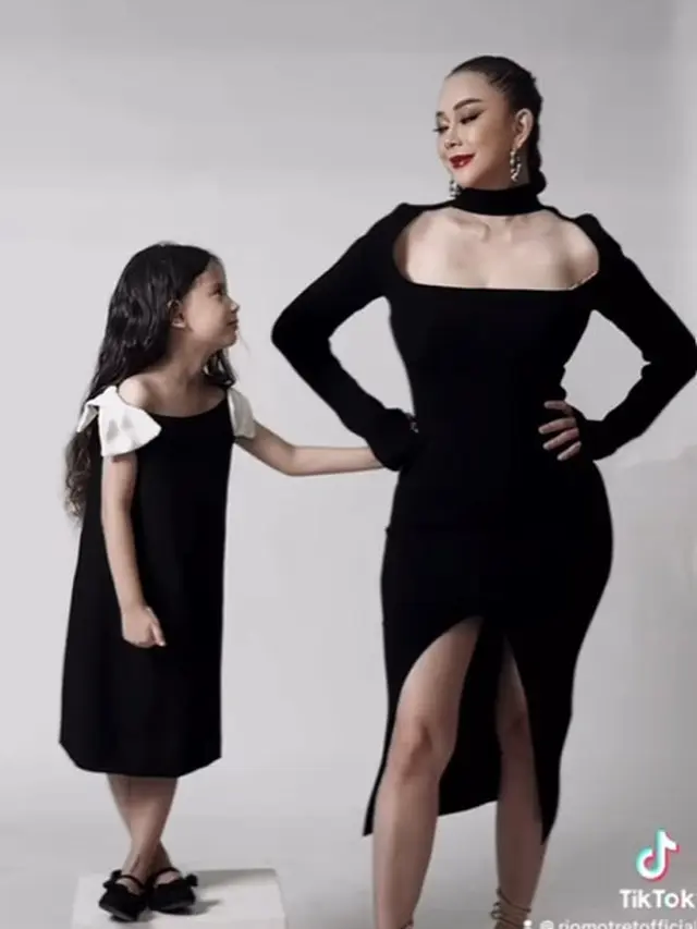 Aura Kasih dan anak (Instagram/aurakasih)