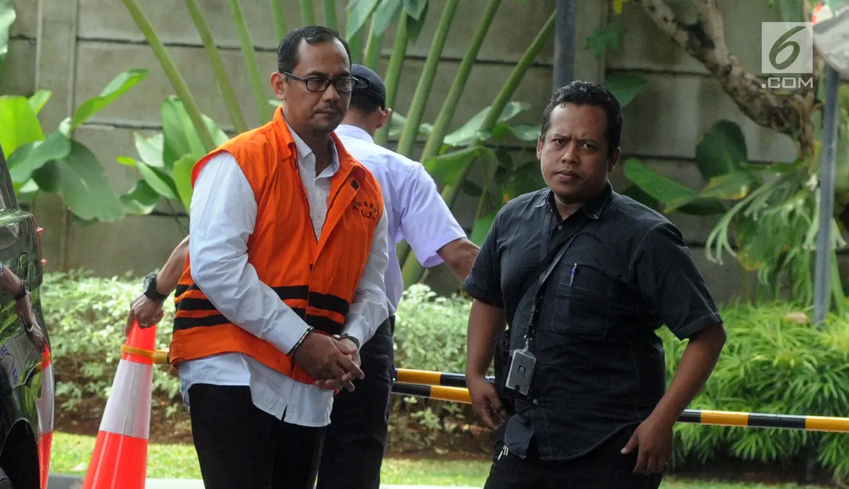 Kepala Kantor Wilayah (Kakanwil) Kemenag Jawa Timur Haris Hasanudin Muafaq Wirahardi (kiri) tiba di Gedung KPK, Jakarta, Kamis (21/3). Haris diperiksa sebagai tersangka terkaiat suap jual beli Jabatan di Kemenag Jawa Timur. (merdeka.com/Dwi Narwoko)