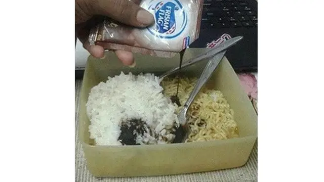 6 Potret Mi Instan Pakai Topping Rasa Cokelat Ini Bikin Geleng Kepala