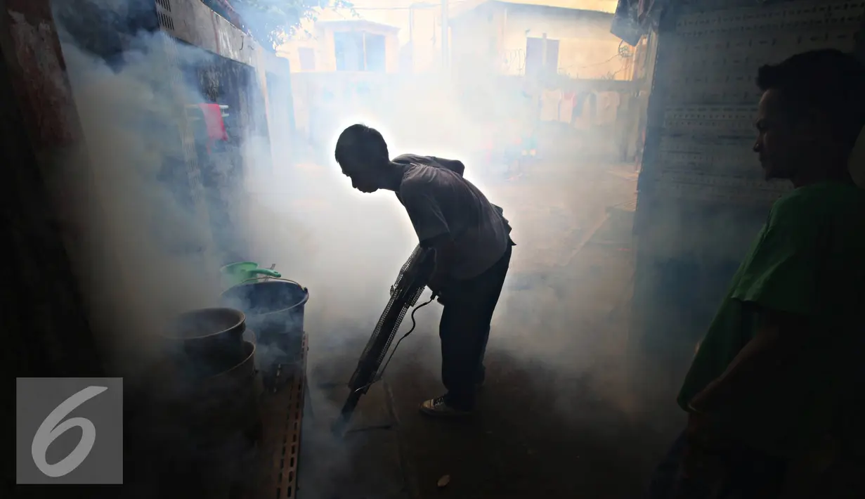 Petugas melakukan fogging di kawasan padat penduduk di Kebon Nanas, Jakarta, Jumat (15/4). Fogging tersebut dilakukan untuk mencegah berkembangbiaknya nyamuk aedes aegypti penyebab penyakit demam berdarah dengue. (Liputan6.com/Immanuel Antonius)