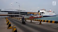 Kapal penyeberangan sandar di Pelabuhan Eksekutif Sosoro, Merak, Banten, Minggu (2/6/2019). Untuk menambah pelayanan dan kenyamanan bagi calon penumpang kapal penyeberangan Merak-Bakauheni, ASDP membuka terminal penyeberangan yang menyatu dengan tempat perbelanjaan. (Liputan6.com/Helmi Fithriansyah)