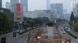 Sejumlah kendaraan melintas di sisi papan reklame di sekitar Jalan HR Rasuna Said, Jakarta, Sabtu (20/12). Ada 60 titik lokasi penyegelan reklame di Jakarta yang akan dilakukan oleh Satpol PP DKI. (Liputan6.com/Helmi Fithriansyah)