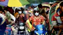 Orang-orang yang mengenakan masker terlihat di sebuah jalan di Dhaka, Bangladesh (10/9/2020). Bangladesh pada Kamis (10/9) melaporkan 1.892 kasus baru COVID-19 dan 41 kematian baru, menambah jumlah kasus menjadi 332.970 dan jumlah kematian di angka 4.634. (Xinhua)