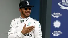 Pembalap Mercedes F1 Lewis Hamilton tersenyum usai kualifikasi di Australian Formula One Grand Prix di Melbourne (19/3). Lewis Hamilton menjadi yang tercepat pada sesi kualifikasi Formula 1 2016 di Sirkuit Albert Park. (REUTERS/Jason Reed)