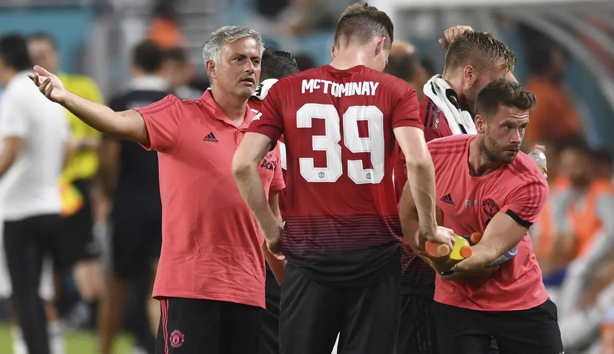 Pelatih Manchester United, Jose Mourinho, memberikan arahan kepada Scott McTominay saat melawan Real Madrid pada laga ICC 2018 di Miami Gardens, Rabu (1/8/2018). Manchester United menang 2-1 atas Real Madrid. (AP/Jim Rassol)