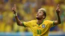 Bintang Brasil Neymar merayakan golnya dengan selebrasi menatap langit saat Brasil bertemu Kamerun, Mane Garrincha National Stadium, Brasilia (14/06/2014) (AFP PHOTO/PEDRO UGARTE)