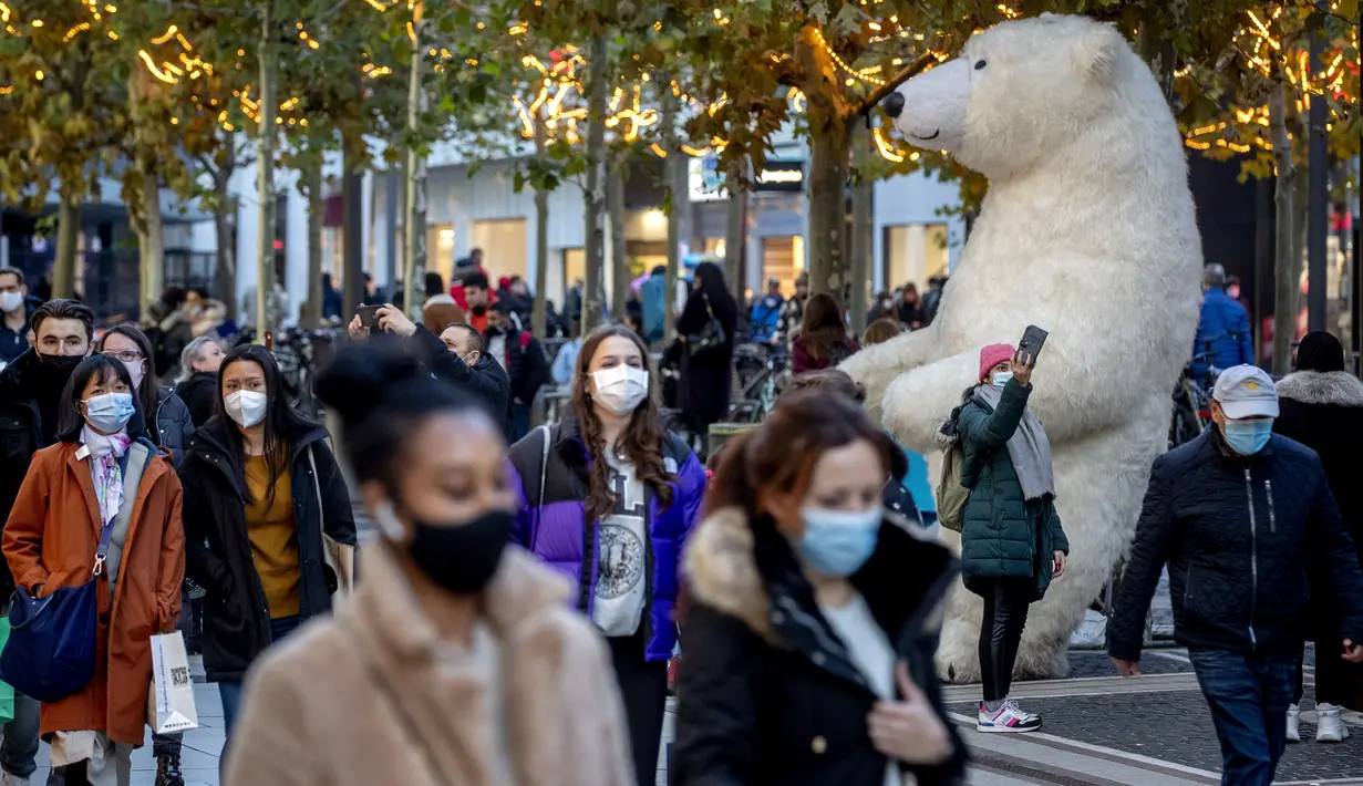 Zona pejalan kaki utama di Frankfurt ramai oleh orang-orang yang melintas di Jerman, Senin (14/12/2020). Kanselir Jerman Angela merkel mengumumkan penutupan toko, sekolah, dan pusat penitipan anak menjelang Natal untuk membendung lonjakan kasus COVID-19 mulai pekan ini.  (AP Photo/Michael Probst)