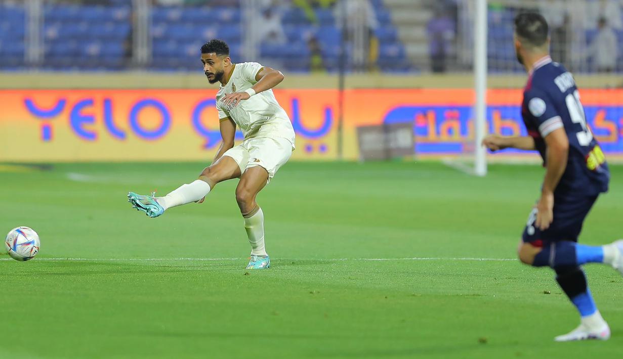 Bek Al Nassr FC, Abdulelah El Amri melepaskan umpan saat menghadapi Al Adalah pada laga pekan ke-22 Liga Arab Saudi 2022/2023 di Prince Abdullah Stadium, Rabu (5/4/2023) dini hari WIB. (twitter@AlNassrFC)