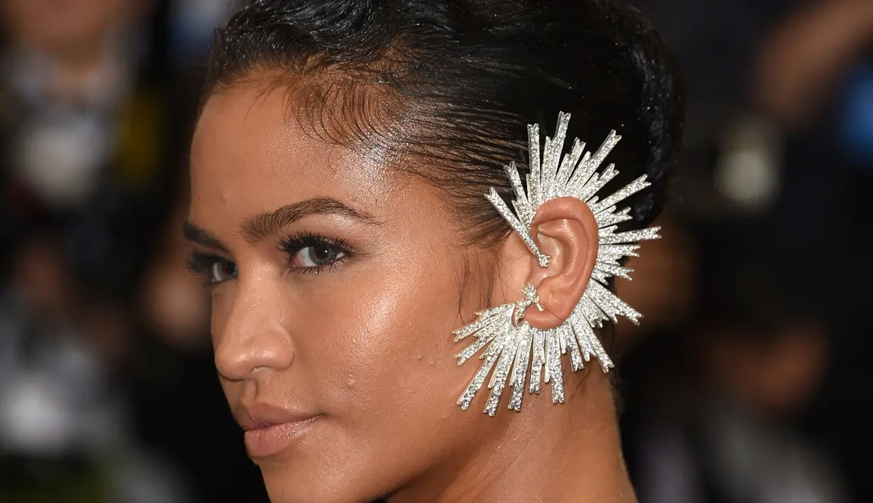 <p>Penyanyi Cassie mengenakan anting karya Rinaldy Yunardi saat menghadiri acara Met Gala 2017 di New York, Senin (1/5). Anting karya desainer ternama di tanah Air itu dihiasi dengan detail berlian yang terlihat glamor. (Photo by Evan Agostini/Invision/AP)</p>
