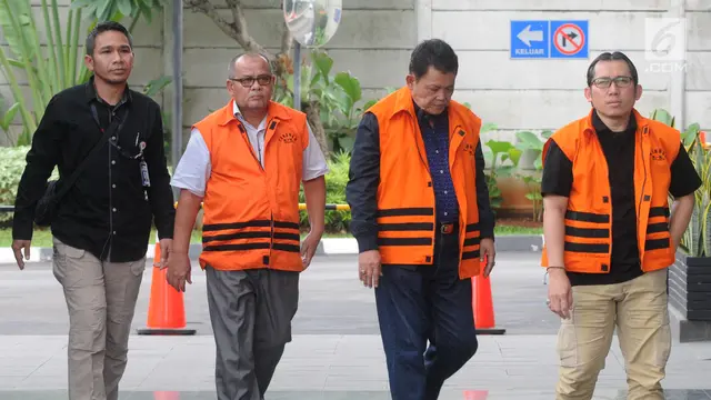Ekspresi Tiga Tersangka Korupsi Jelang Diperiksa KPK