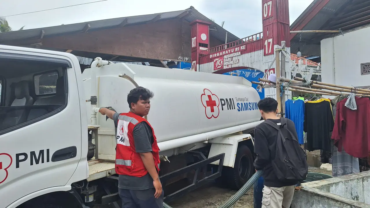 Palang Merah Indonesia (PMI) Kabupaten Tangerang mendistribusikan bantuan air bersih serta kebutuhan logistik lainnya, untuk korban banjir di Kecamatan Gunung Kaler, Senin (27/1/2025).