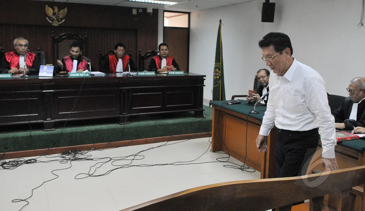 Direktur PT Soegih Interjaya, Willy Sebastian Liem tiba di ruang sidang PengadilanTipikor,  Jakarta, (18/5/2015). Willy didakwa menyuap Suroso Atmomartoyo saat menjabat Direktur Pengolahan PT Pertamina sebesar USD 190 ribu. (Liputan6.com/Herman Zakharia)