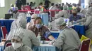Petugas medis memeriksa kondisi kesehatan pedagang saat vaksinasi COVID-19 di Pasar Induk Kramat Jati, Jakarta Timur, Selasa (9/3/2021). Pelaksanaan vaksinasi berlangsung mulai tanggal 8 hingga 11 Maret pukul 08.00-15.00 WIB. (Liputan6.com/Faizal Fanani)