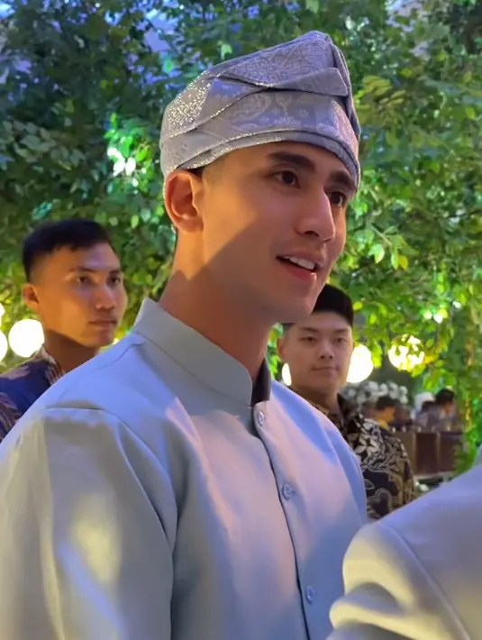 Melengkapi tampilannya, Verrell mengenakan hiasan kepala dari kain songket motif silver menyesuaikan konsep resepsi pernikahan yang mengusung adat Jambi.  [@bramastavrl]