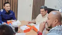 Pemilik Restoran Ayam Temui BPJPH, Sebut Ada Oknum Persulit Pengajuan Sertifikat Halal dan Minta Biaya Miliaran Rupiah.&nbsp; foto; Instagram @oktawirawan, @bangonim, @bram_raditz, @ustadzrendy, @wawan_ibra82