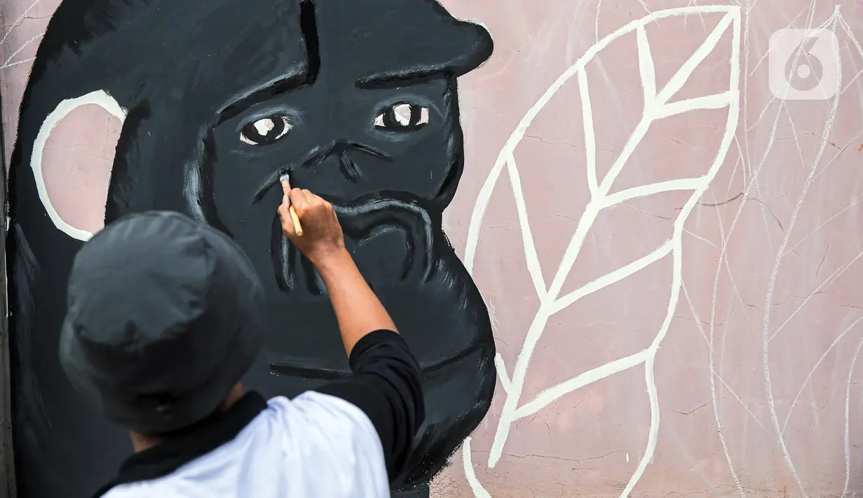 Seniman menyelesaikan pembuatan mural di kawasan Ragunan, Jakarta, Kamis (29/9/2022). Mural yang dibuat menampilkan karakter flora, fauna, dan landmark Jakarta. (Liputan6.com/Faizal Fanani)