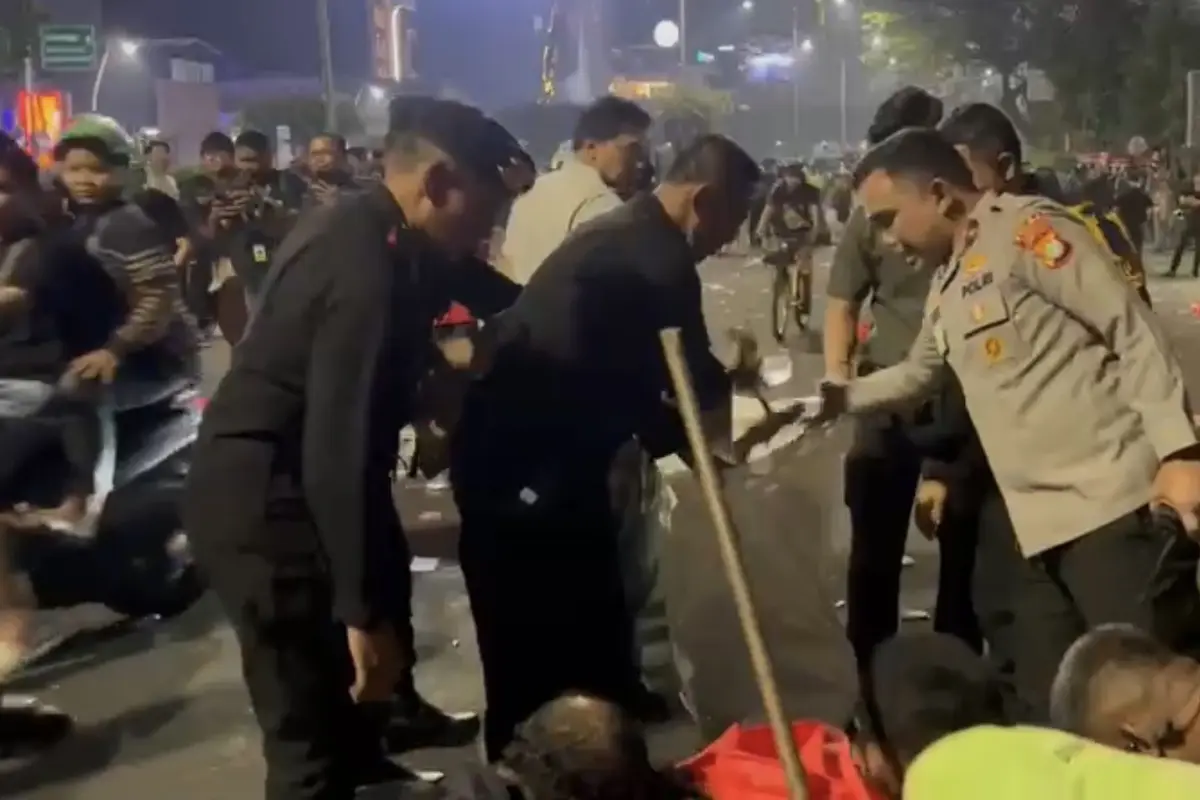 Wakapolda Metro Jaya Brigjen Pol Dekananto Eko Purwono turun langsung memunguti sampah yang berserakan usai demo.