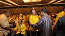 Politikus senior Partai Golkar, Agung Laksono menerima ucapan selamat setelah terpilih sebagai Ketua Umum pada Munas di Ancol, Jakarta, Senin (8/12/2014). (Liputan6.com/Miftahul Hayat)