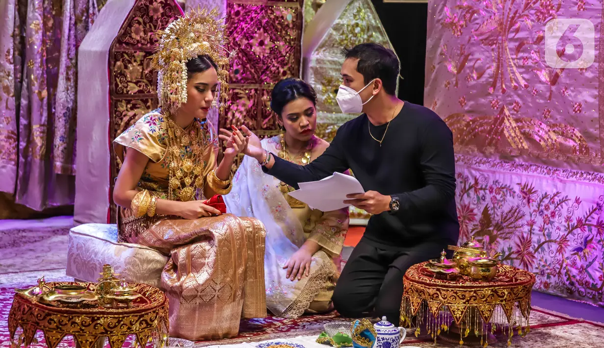 Pemain memerankan Serial Musikal Nurbaya yang diadaptasi dari novel Sitti Nurbaya: Kasih Tak Sampai di Jakarta, Senin (28/06/2021). Serial Musikal diisi oleh pekerja seni yang mengikuti rangkaian program online dan berhasil lulus casting. (Liputan6.com/HO/ID)